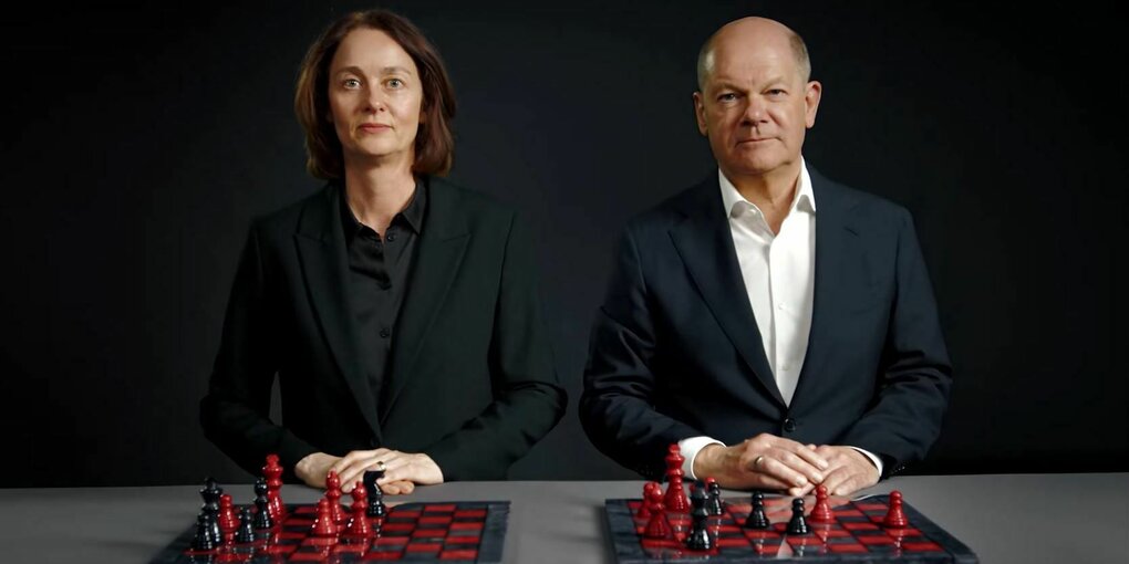 Katarina Barley und Olaf Scholz sitzen am Tisch. Vor ihnen stehen zwei Schachbretter