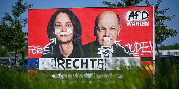 Ein Wahlkampfplakat der SPD zeigt Bundeskanzler Olaf Scholz und die SPD- Europaabgeordnete Katarina Barley mit der Aufschrift Olaf Du Jude und einem Davidstern.