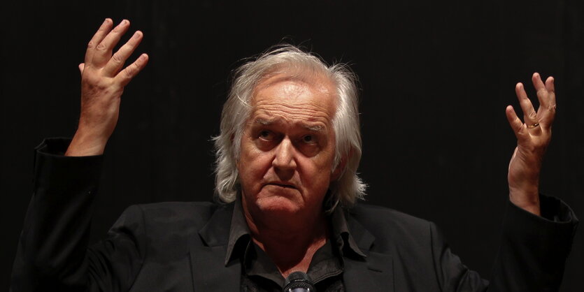 Henning Mankell hebt die Hände