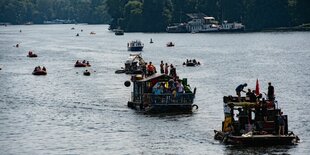 Das Bild zeigt eine Bootsdemo