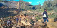 Von dem von einem Erdrutsch zerstörten Dorf Kaokalam in der Provinz Enga, 600 Kilometer nordwestlich von Port Moresby, ist am Freitag nur noch Geröll zusehen.