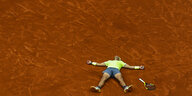 Rafale Nadal liegt rücklichs auf dem Aschenplatz der french Open. Sein Schäger liegt neben ihm