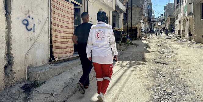 Zwei Personen laufen durch eine Straße in der Westbank