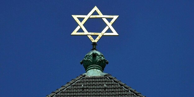 Davidstern auf einer Synagoge vor strahlend blauen Himmel