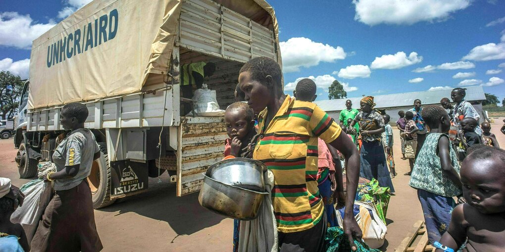 Eine alleinerziehende gefllüchtete Mutter aus dem Südsudan trägt ihr Baby