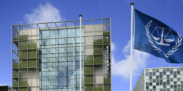 Eine Flagge weht vor dem Internationalen Strafgerichtshof