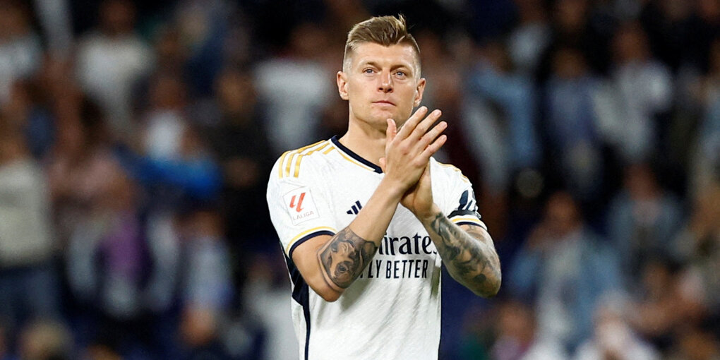 Toni Kroos klatscht in die Hände