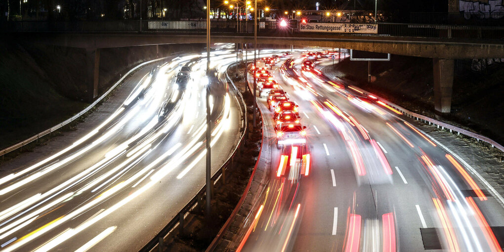 Starker Verkehr auf der Autobahn A100 in Berlin.