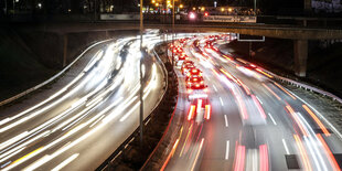 Starker Verkehr auf der Autobahn A100 in Berlin.