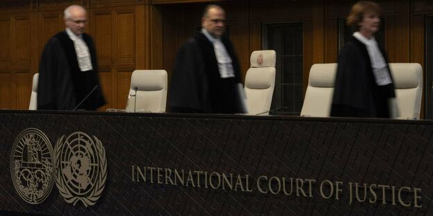 Drei Richter betreten am Freitag den Internationalen Gerichtshof in Den Haag, der über einen Eilantrag Südafrikas zu Israel entscheidet