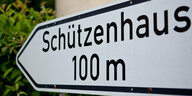 Ein Schild mit der Aufschrift "Schützenhaus 100 m"
