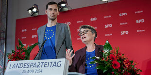 Das Bild zeigt Martin Hikel und Nicola Böcker-Giannini