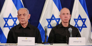 Netanjahu und Gallant sitzen nebeneinander, ohne sich anzusehen