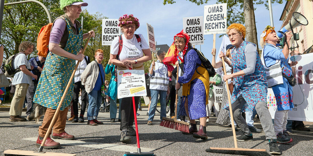 Gruppenbild der "Omas gegen Rechts" während einer Demonstration