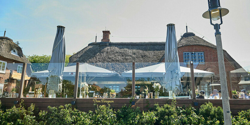 Ein Lokal mit schicken Sonnenschirmen auf der Terrasse.