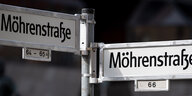 Straßenschilder auf denen Möhrenstraße steht