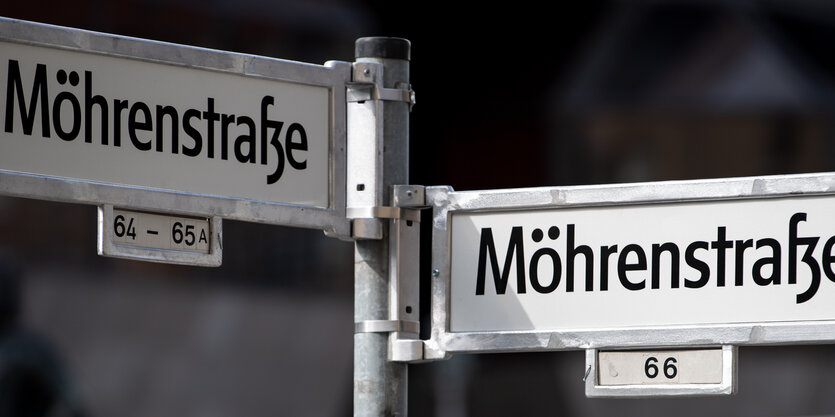 Straßenschilder auf denen Möhrenstraße steht