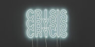 Eine Neonarbeit. Der Text lautet "CRISIS CRYSIS CRYCIS"