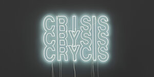 Eine Neonarbeit. Der Text lautet "CRISIS CRYSIS CRYCIS"