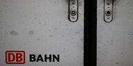 Verschlossene Türen eines Zuges der Deutschen Bahn