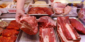 Fleisch liegt in einer Supermarkttheke