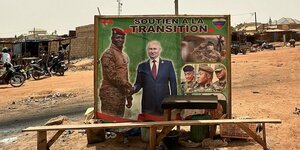 Plakat mit den Präsidenten von Burkina Faso und Russland