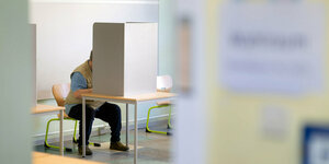 Ein Mann wählt bei den Kommunalwahlen in Thüringen in einem Wahllokal.