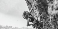 Nuria Brockfeld klettert in einer steilen Felswand.