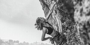 Nuria Brockfeld klettert in einer steilen Felswand.