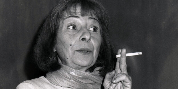 Die Schriftstellerin Goliarda Sapienza im Jahr 1992 mit einer Zigarette, im Alter von etwa 70 Jahren