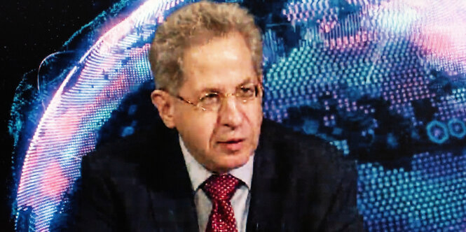 TV-Bild, Hans-Georg Maaßen sitzt in einem Fernsehstudio