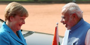 Merkel (links) und Modi (rechts) stehen sich gegenüber