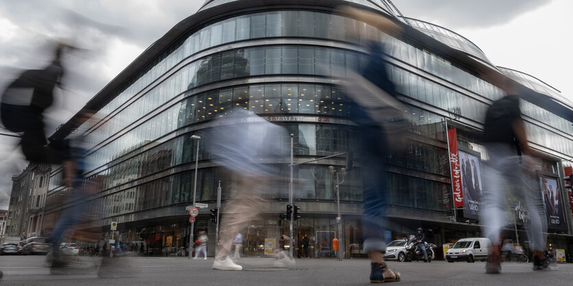 Passanten gehen am Quartier 207 an der Friedrichstraße vorbei.