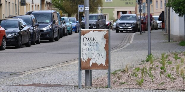 Ein Aufsteller für ein Wahlplakat in WEimar: das Plakat ist abgerissen auf den Papieresten steht zu lesen "Fuck Höcke Fuck Faschos"