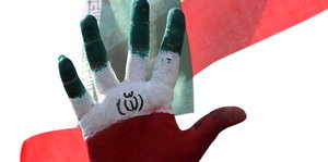Eine Hand, angemalt in rot-weiß-grün, den Farben der iranischen Flagge