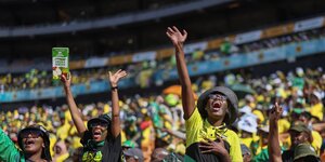 Jubelnde ANC-Anhänger in einer Menschenmenge