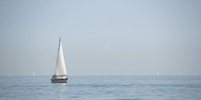 eine Segelyacht auf der glatten Ostsse