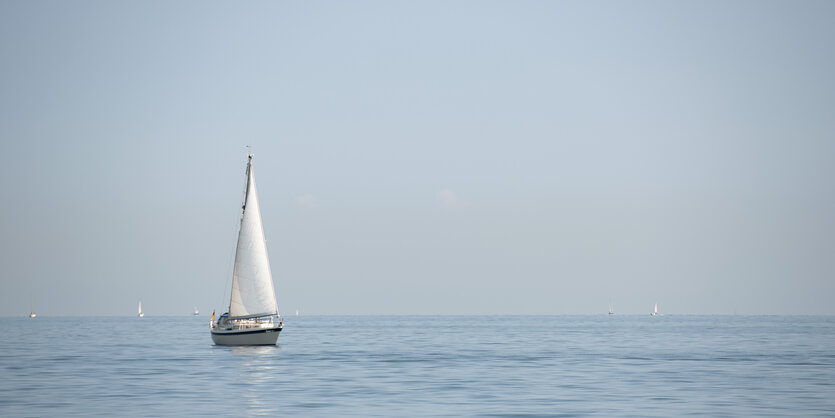 eine Segelyacht auf der glatten Ostsse