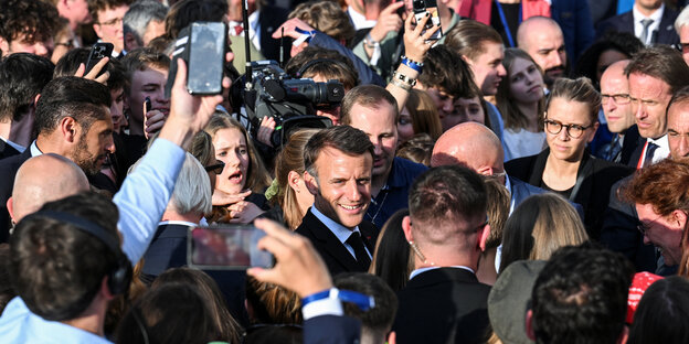 Emmanuel Macron in einer Menschenmenge.