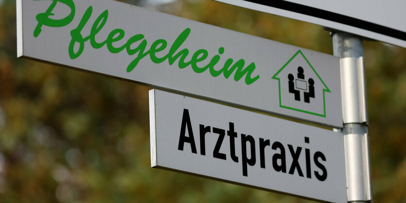 Wegweiser zu "Pflegeheim" und "Arztpraxis"