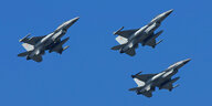 Drei Kampfflugzeuge der belgischen Luftwaffe Belgian Air Force BAF vom Typ F-16