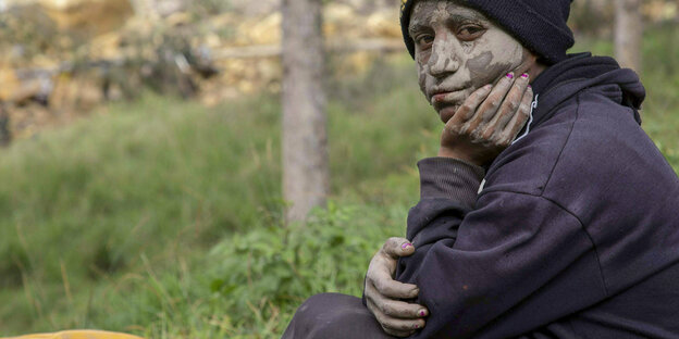 Eine Dorfbewohnerin hat ihr Gesicht mit Schlamm eingerieben, in Teilen Papua-Neuguineas ein Zeichen der Trauer