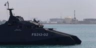 Iranisches Kriegsschiff vor dem Atomkraftwerk Bushehr