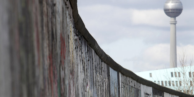 Die Mauer in Berlin, im Hintergrund der Fernsehturm.