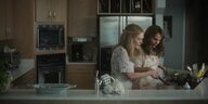 Gracie (Julianne Moore) und Elizabeth (Natalie Portman) kochen gemeinsam in einer Küche.