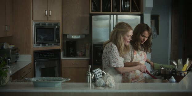 Gracie (Julianne Moore) und Elizabeth (Natalie Portman) kochen gemeinsam in einer Küche.