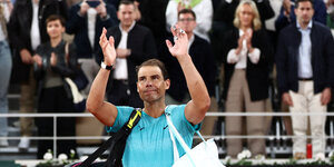 Nadal applaudiert mit den Händen über seinem Kopf