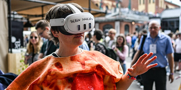 Eine Teilnehmerin der re:­pu­bli­ca mit VR-Brille