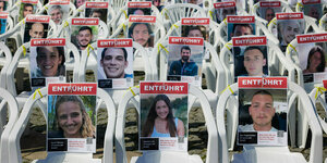 Stühle mit den Fotos der Hamas-Geiseln stehen auf dem Bebelplatz in Berlin
