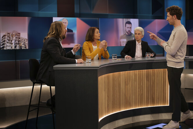 Blick in das Studio einer TV-Talkshow.